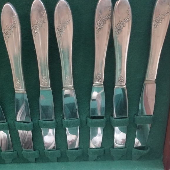 Antique 1938 Wm Rogers Silver Plate Flatware Set in Devonshire Pattern in Box - Picture 6 of 7